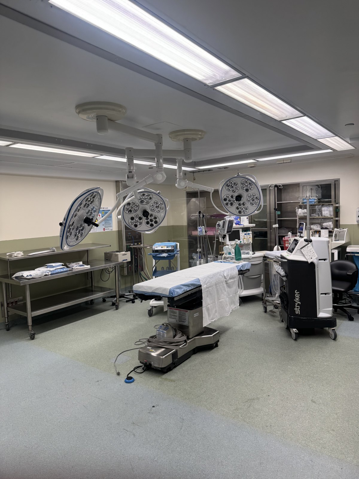 Operating room equipped with rented surgical equipment